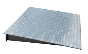 Rampe d'accès en acier galvanisé pour plancher de rétention — 850 mm