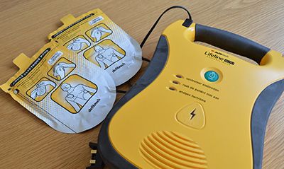Comment choisir entre un défibrillateur automatique ou semi